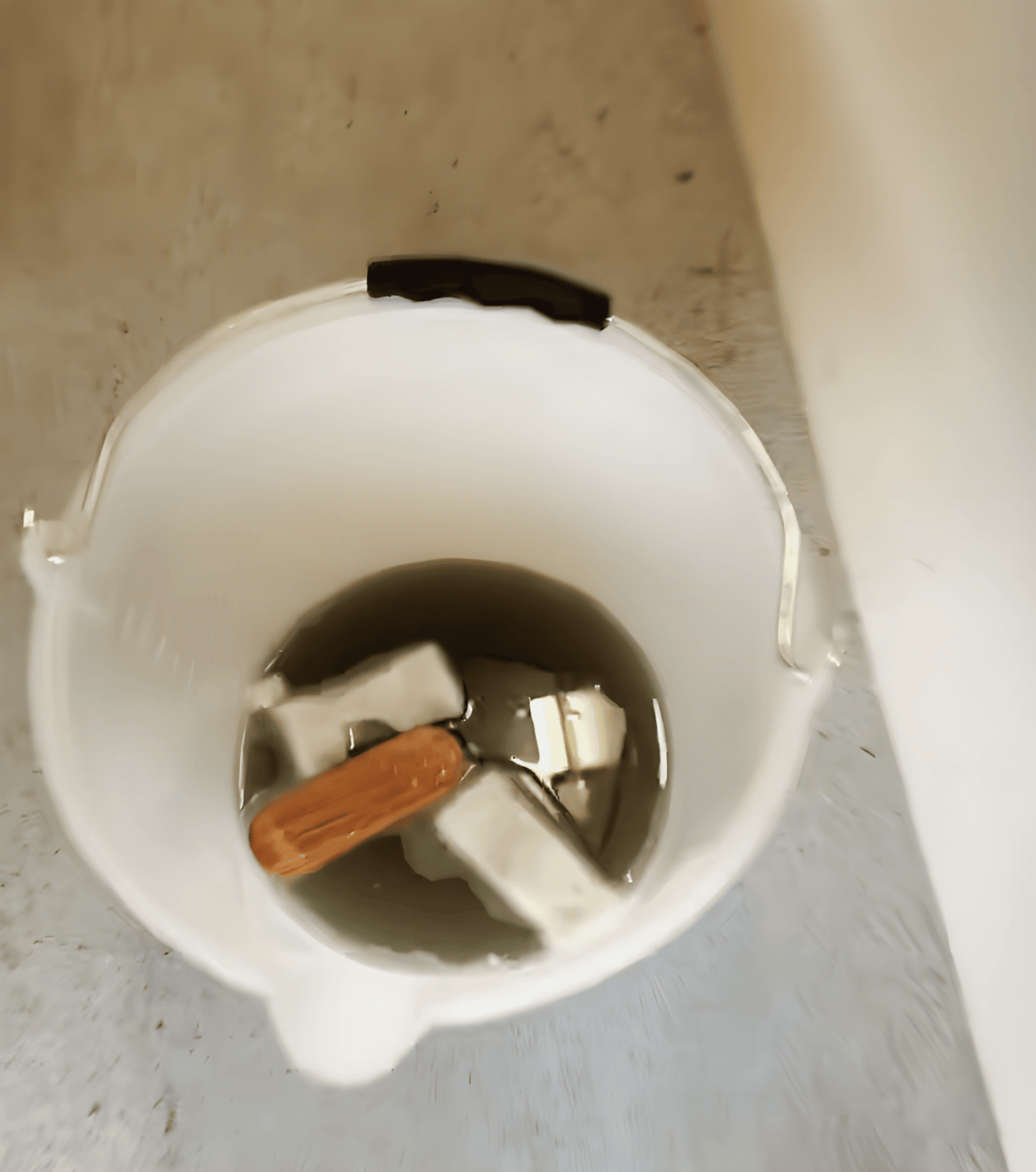 Rezervoar z umazano vodo po ekstrakciji